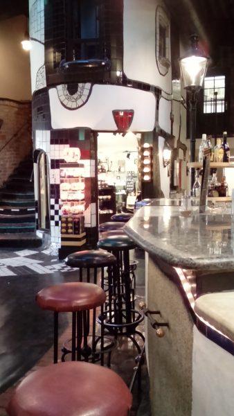 Attablés avec l’ennui