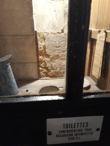 Coincé dans les WC